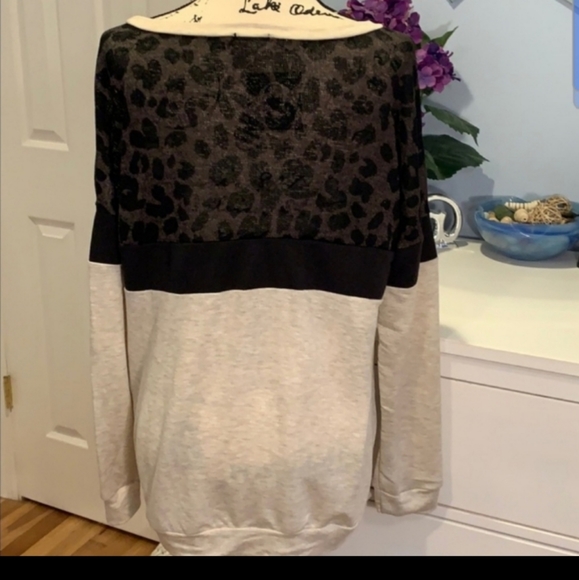 Color Block Sweatshirt - Picture 3 of 4